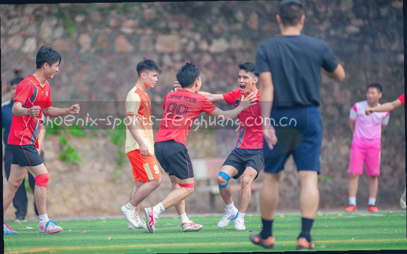 球场航拍视角下的看台结构与草皮斜向构图