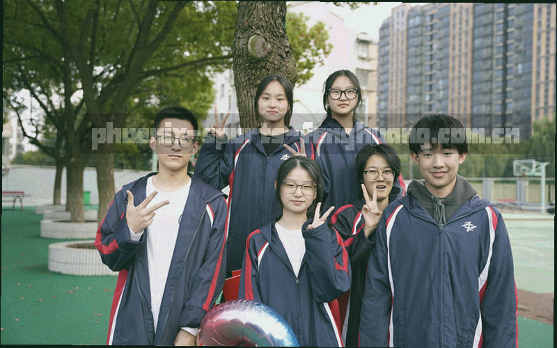 桌面上的数据表与校对标记特写，纸面可见批注线，画面中没有人物与姓名